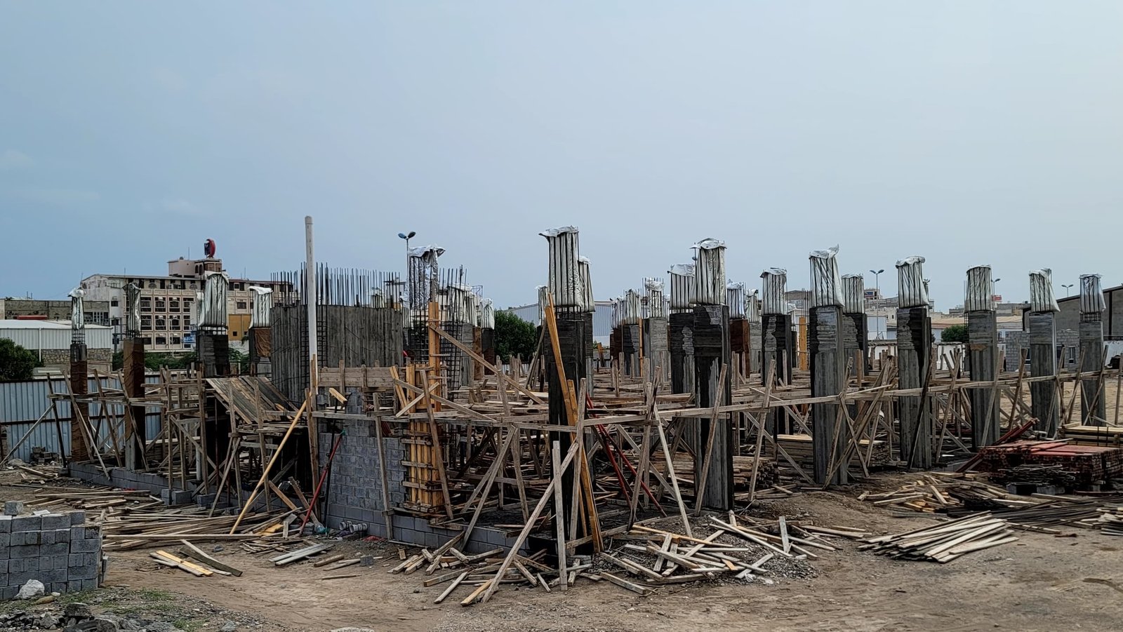 ✅ أسعار تبدأ من 8,000 ريال للمتر المربع ✅ بناء منازل وعمائر سكنية وتجارية بمواصفات عالية ✅ تشطيبات فاخرة مع ضمان الجودة